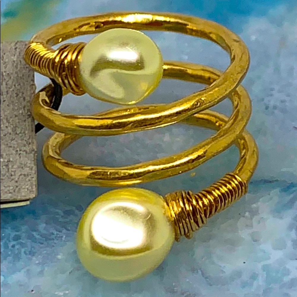 ROBERT LEE MORRIS GOLD TONE, HAMMERED, WIRE RING